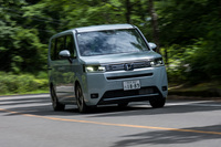 ホンダの「e:HEV」は基本的にシリーズハイブリッドであり、通常時の駆動のほとんどをモーターが担当(エンジンは発電に専念)。エンジンがタイヤに直接トルクを供給するのは、高速巡行時などの限られたケースのみだ。