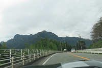 松井田妙義ICを降りたら、信越本線に沿って軽井沢方面へ。緑深い妙義山の様子に、紅葉を当て込んでいた記者はちょっと焦った。