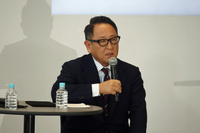 「“普通のクルマ好きのおじさん”は(トヨタの)F1撤退で、日本の若者が一番速いクルマに乗る道筋を閉ざしてしまっていたことを、心のどこかでずっと悔やんでいたのだと思います」と語ったトヨタ自動車の豊田章男会長。新たな挑戦に向けて「コンパクトなハースF1チームだからこそ学べることはあるのではないかと思い、今回その第一歩を踏み出しました」と抱負を述べた。