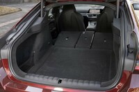 3分割式の後席を倒し、荷室を最大化した状態。容量は2.5倍以上の1290リッターとなり、長尺物も容易に積める。