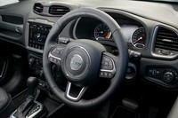 「リミテッド」ではレザー巻きのステアリングホイールが標準装備。ヒーター機能も内蔵している。