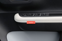 ドアのアームレストにメッセージを縫い込んだ赤い「ハッピータグ」がつけられている。写真のメッセージは「have fun」。ドアごとに異なるメッセージが採用されるのも新型「C3」における特徴のひとつ。