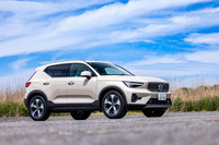 ボルボXC40ウルトラB4 AWD