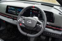 Dシェイプの2本スポークステアリングの形状はベースモデルと変わらないが、ステッチが赤になり、上に赤、下に黒のセンターマークが入っている。