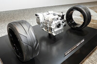 2ローターのロータリーエンジンを用いた「ロータリーEVシステムコンセプト(2ローター)」。