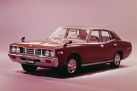 1975~1979年にかけて販売された4代目「日産セドリック」。『西部警察』では劇中車としてたびたび起用され、時に惜しげもなく爆破された。