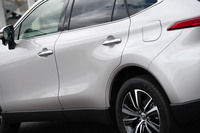 あえてプレスラインを入れず、面形状の遷移で表情をつけたというサイドパネル。タイヤの張り出し感を強めるために、ホイールアーチをやや内側に織り込むなど、フェンダーまわりも凝った意匠となっている。