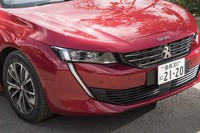 ヘッドランプの端から下に伸びるLEDデイタイムランニングランプがアグレッシブな印象を与える。ヘッドランプはフロントグリルよりも大きく後方にオフセットして搭載されている。