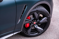 今回の試乗車は、「5スプリットスポーク“スタイル5117”」と呼ばれるオプションの22インチ鍛造ホイールを装着していた。グロスブラックフィニッシュ色で、サテンテクニカルグレーインサートが備わるデザインが特徴だ。