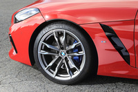 タイヤサイズはフロントが255/35ZR19で、リアが275/35ZR19。「M40i」ではブルーキャリパーの「Mスポーツブレーキ」が標準装備となる。