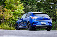 クリアレンズを用いたリアコンビランプの採用もマイナーチェンジモデルの特徴。今回の試乗車は「ブルー アイロン メタリック」と呼ばれる5万9400円の有償外板色をまとっていた。