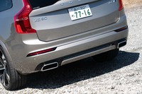 リアバンパーも新デザインに。「R-DESIGN」では下部にディフューザー状のアクセントが加えられる。