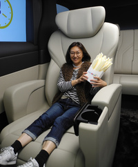 ジャパンモビリティショーのトヨタ車体の体験型展示「Back to Kids!」にて。(渡辺)