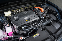 パワートレインは2.5リッターのハイブリッド(4WD)。「クロスオーバー」と「スポーツ」よりもわずかにパワフルなセッティングとなっている。