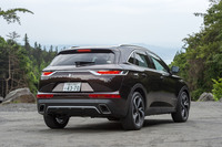 左右のリアコンビランプを結ぶラインやディフューザーなどは、メッキパーツで飾られている。バンパーに組み込まれたマフラーエンドのように見える部分はダミーパーツで、マフラーはバンパーの裏側に配されている。