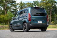 リアゲート中央のダブルシェブロンバッジがなくなり、その下にあった「CITROEN」のロゴは左に移動しつつサイズがグッと大きくなった。