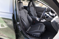 フロントのMスポーツシートは2脚で14万5000円のオプション。表皮のヴァーネスカレザーにはブルーのステッチがあしらわれる。