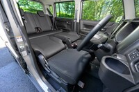 機能性の高さはスズキの軽乗用車に共通する魅力。後席と助手席を倒せば長尺物も積めるし、運転席と助手席を倒して2人分のベッドとすることもできる。