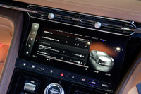 10.25インチのタッチスクリーンにはアストンマーティンが自社開発したという新しいインフォテインメントシステムを搭載。日本語ローカライズはされていない。