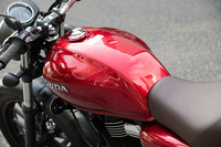 燃料タンクの容量は15リッター。WMTCモードで41.0km/リッターという燃費とも相まって、十分な航続距離を実現している。