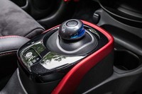 「e-POWER」シリーズのデザインを踏襲したシフトセレクター。ベースとなった「e-POWER NISMO」よりも「Bレンジ」の走行モードが2つ増え、6つのドライブモードから選べる。