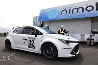 水素エンジンのレーシングカーがスーパー耐久の公式テストに出走の画像