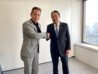 写真左が小沢で右が丸本社長。まだ失礼なことを聞く前なので、和やかな雰囲気だ。