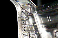 47km/リッターの超低燃費を実現した4人乗り軽量・小型コンセプトカー「ES³」。1.4リッター直噴ディーゼルターボエンジンとCVTを組み合わせる。Bピラーの補強リブ、見えますか?