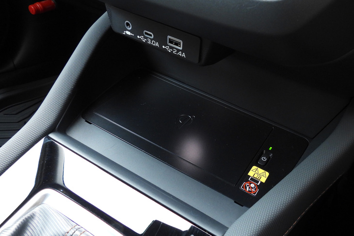 スバル・フォレスター スポーツEX(非接触充電器)