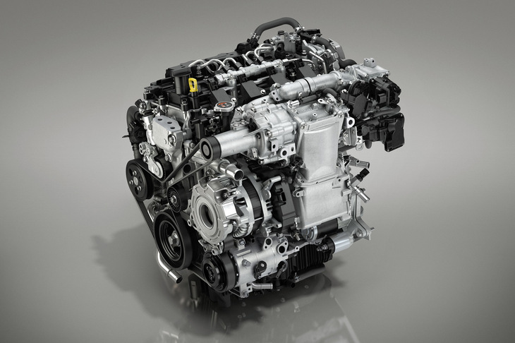 「SPCCI」という独自の燃焼技術により、ガソリンエンジンでありながらディーゼルエンジン並みの圧縮比を実現した「SKYACTIV-X」。複雑で高価なわりに恩恵が少なく、人気を得るには至らなかった。