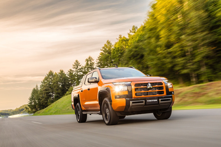 三菱トライトンGSR(走行シーン)