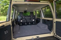 荷室容量は5人乗車時で510リッター(シートバック上端まで)。後席の格納はタンブルフォールディング式で、畳んだ後はアシストグリップにフックで固定する必要がある。