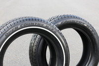 「オープンカントリーH/T II」の軽自動車向けサイズは、サイドウォールの一方がブラック単色仕様、その反対側がタイヤのサイド部に沿ってリボン状に白色のラインを立体的に浮き立たせた「ホワイトリボン」仕様となっている。