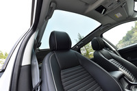 前席と後席の頭上に広がるパノラミックルーフ。直射日光をさえぎる電動開閉式のファブリックサンブラインドも備わる。