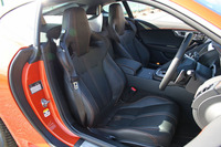 ピュアスポーツを名乗る「Fタイプ」は完全な2シーターとなる。