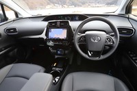 インストゥルメントパネルの眺めは従来モデルと変わらないが、「プリウスPHV」と同じ縦長ディスプレイの車載インフォテインメントシステムがオプション設定された(テスト車はノーマルの横長ディスプレイタイプ)。
