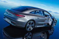 既存のクルマとはかけ離れたフォルムの「EQE/EQS」だが、その実は前後ヒンジドアの4ドアセダンで、サイドビューに見るドアの切り欠きも、至って普通だ。そうしたあたりも、見る者をモヤモヤさせてしまう要因なのかもしれない。