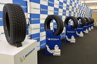 「X-ICE SNOW+」の試走会場に展示されたミシュランの歴代スタッドレスタイヤ(写真手前が最新のX-ICE SNOW+)。ミシュランでは1982年に発売した「XM+S100」を、現在のスタッドレスタイヤの原型と説明している。