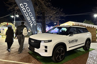 シエナ郊外のクリスマスマーケットに地元販売店が展示した中国・奇瑞系の「ジェコー5 PHEV」。2025年12月。