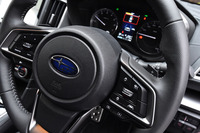 ステアリングホイールのスポーク部には、マルチファンクションディスプレイやクルーズコントロール機能の操作スイッチが並ぶ。