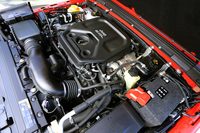 最高出力272ps、最大トルク400Nmを発生する2リッター直4ツインスクロールターボエンジン。燃費は11.5km/リッター(JC08モード)で、レギュラーガソリンに対応している。