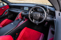 ユニークな形状のダッシュボードやインパネまわりに、目立った改良は見受けられない。装備については、空気清浄機能「ナノイー」が「ナノイーX」に変更されている。