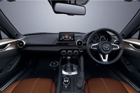 「RF VSテラコッタセレクション」のインテリア。インパネやドアトリムのステッチにもテラコッタ色が採用されている。