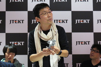 企画の概要を説明する多摩美術大学の久保田晃弘教授。イベント名であり、企画のテーマでもある「MOBIVERSE」とは、モビリティーとユニバース(宇宙)を組み合わせた造語である。