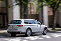 公表されているJC08モードの燃費値は17.3km/リッター。今回の試乗においては満タン法で12.9km/リッター、車載燃費計で14.3km/リッターを記録した。