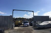 お店の入り口。一番手前の「タント」は、おそらく社長のふだんの足。