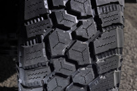 立体的で大きなブロックを交互に配置したトレッドパターンを採用。クーパータイヤ独自の「ステーブルトラックテクノロジー」を用いてデザインされており、オフロードだけでなく舗装路面でのトラクションや快適性も向上している。