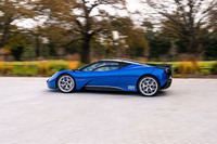 ダリオ・フランキッティ氏のドライブで走りだす。V12を積みながら車重1tそこそこなので4速発進(!)も可能だ。