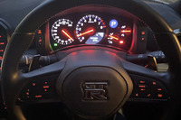 スポーツモデルらしくセンターにタコメーターがレイアウトされた針式のメーターパネル。スピードメーターの数字は340km/h(!)まで刻まれている。