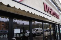 元F1ドライバー、アレッサンドロ・ナンニーニの実家の家業だったカフェも営業を休止。